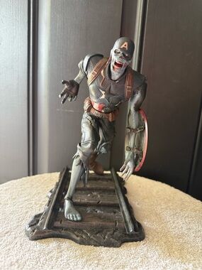 DIAMOND SELECT TOYS DISNEY 9" ZOMBIE CAPTAIN AMERICA PVC STATUE